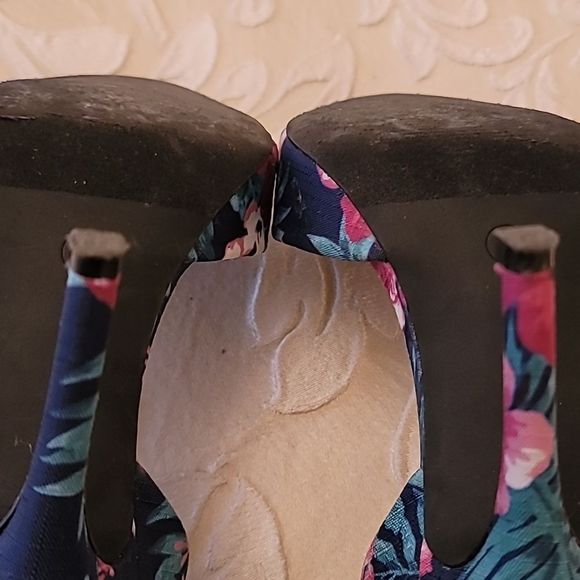 Dolce By Mojo Moxy Tropical Print Heels - Picture 12 of 13